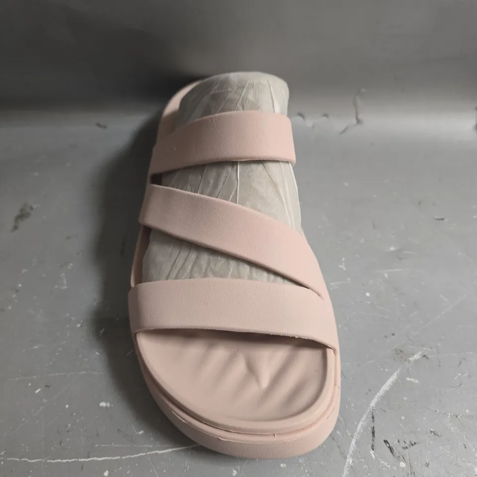 UNBOXED PAIR OF CROCS GETAWAY STRAPPY IN PINK - UK 6