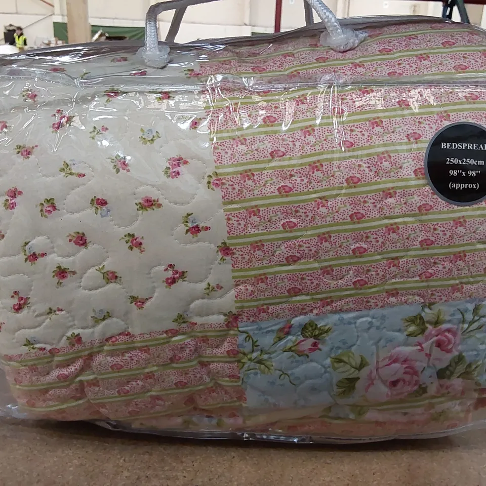 BAGGED MARON PINK/VIOLET/WHITE MICROFIBRE BEDSPREAD SET 250 × 250CM (1 ITEM)