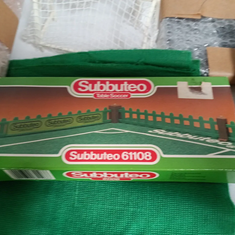 LOT OF ASSORTED SUBBUTEO ITEMS TO INCLUDE GOALS, PLAY MAT AND FENCE SURROUND