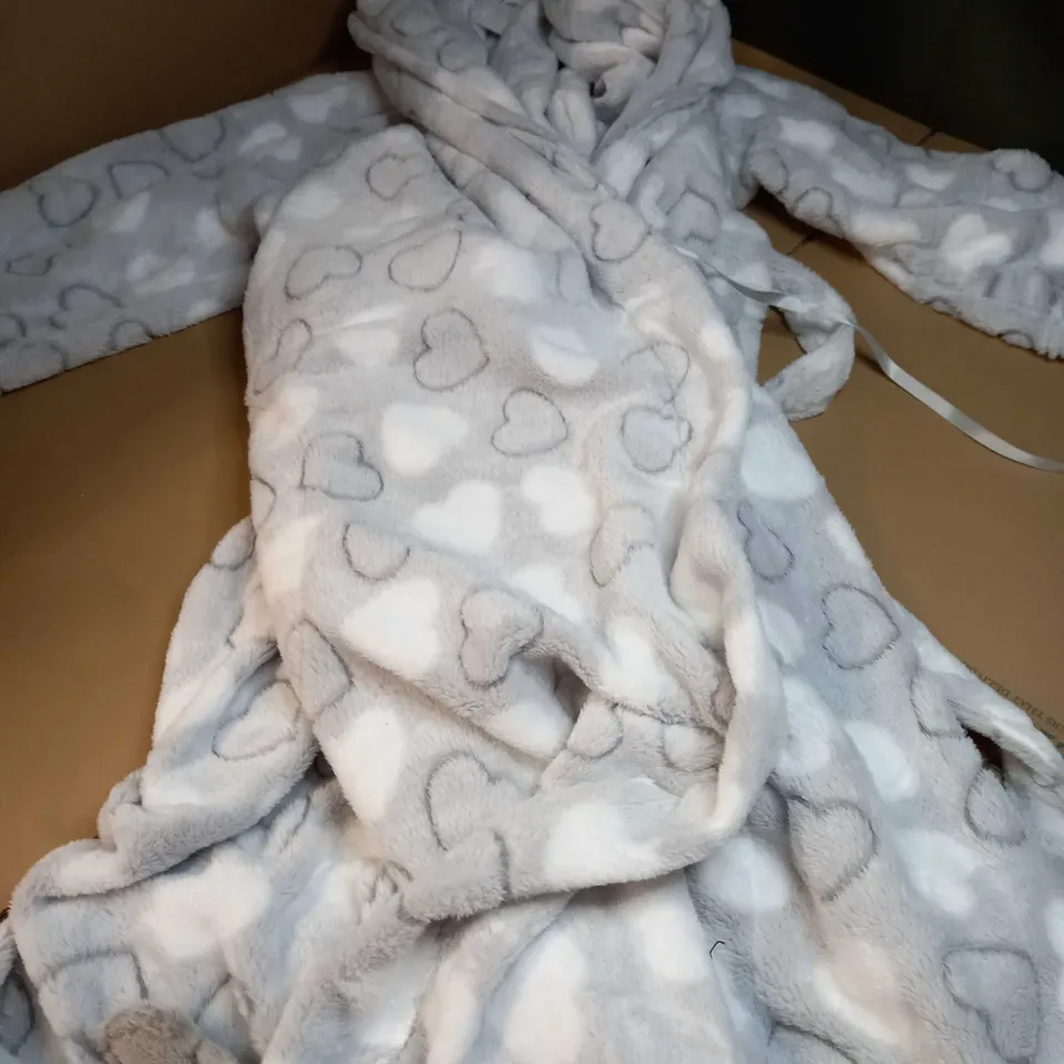 YOURS LIGHT GREY/WHITE HEART FLUFFY DRESSING GOWN - SIZE 26/28