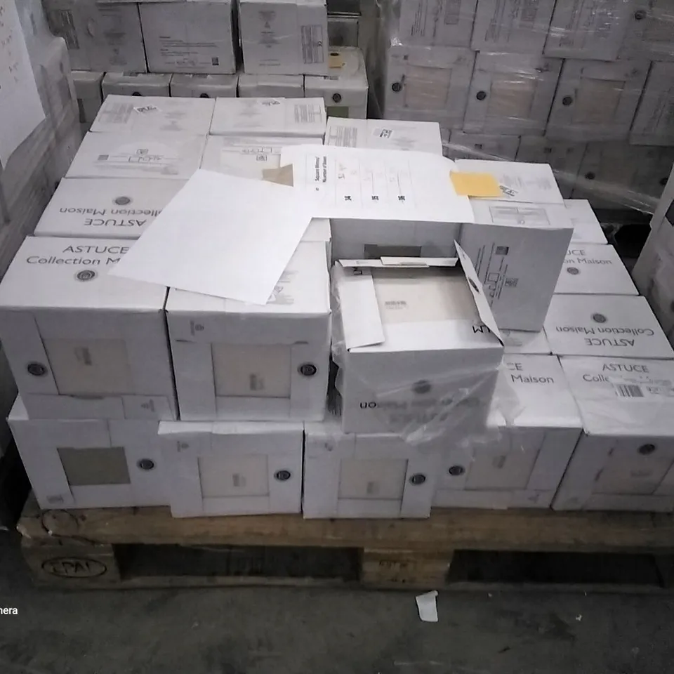 PALLET OF APPROXIMATELY 32 BOXES OF 25 BRAND NEW ASTUCE MAT BRUN ARGILEUX 20X20CM TILES - EACH PACK COVERS APPROXIMATELY 1M² (TOTAL APPROX. 32 SQ.METRES)