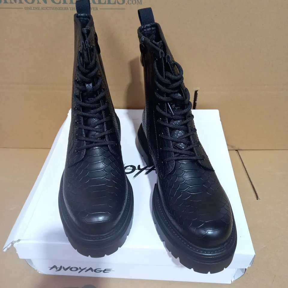 BOXED PAIR OF SIZE 40 AJVOYAGE BLACK BOOTS 
