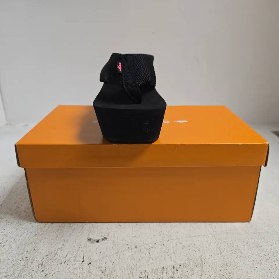 BOXED PAIR OF ROCKET DOG HIGH WEDGE TOE-POST SANDALS IN BLACK SIZE UK 4