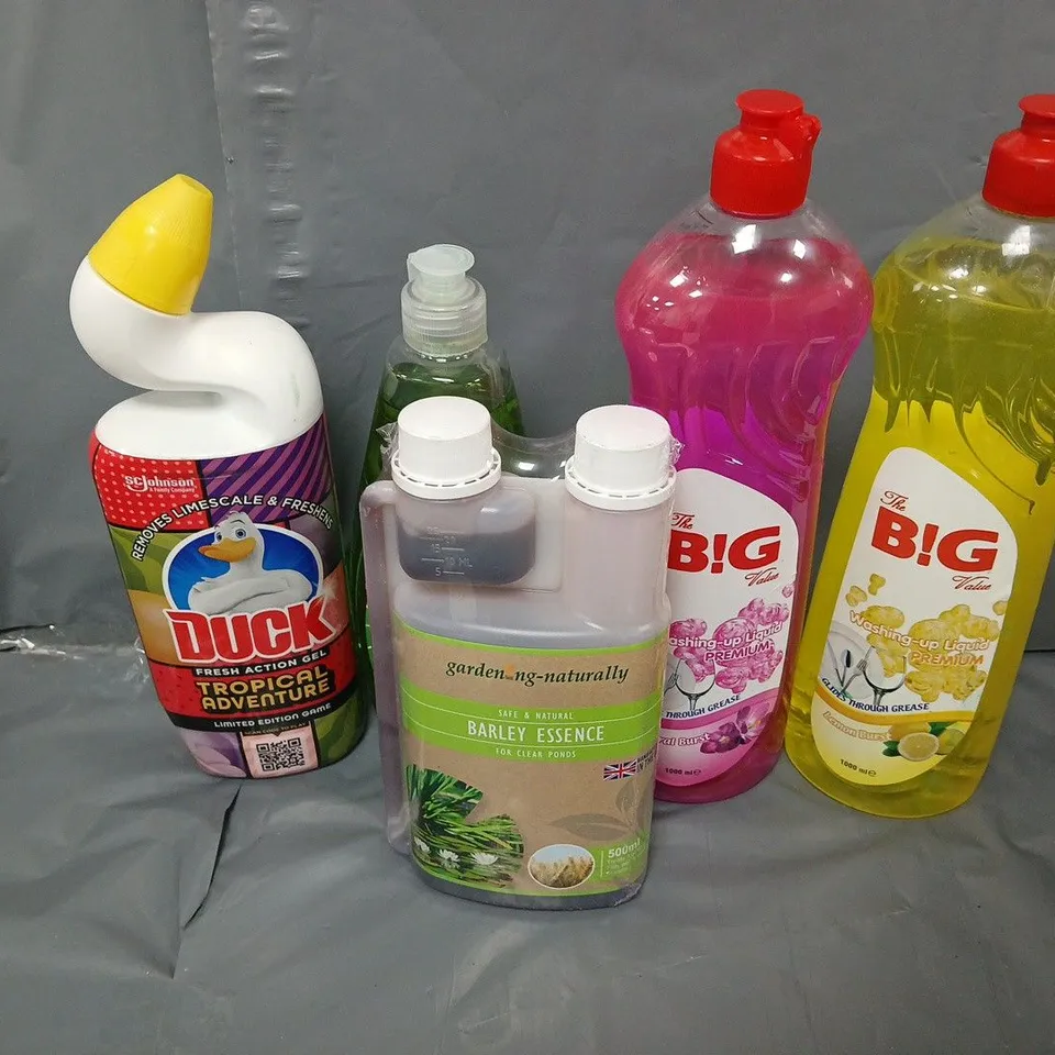 APPROXIMATELY 12 ASSORTED LIQUIDS TO INCLUDE ELBOW GREASE, BARLEY ESSENCE, WASHINH UP LIQUID, ETC - COLLECTION ONLY