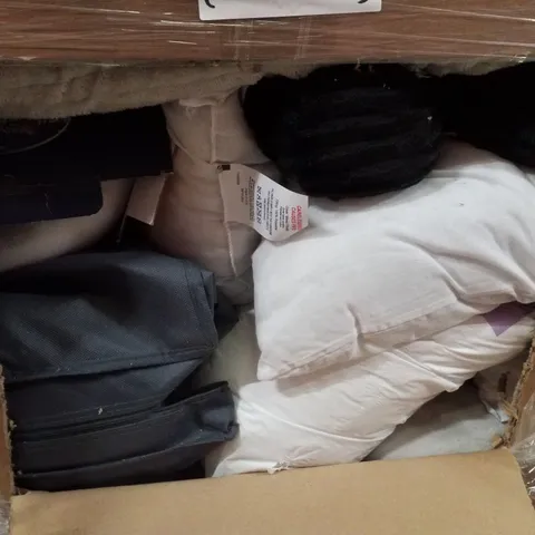 PALLET CONTAINING ASSORTED PILLOWS & WEIGHTED BLANKETS