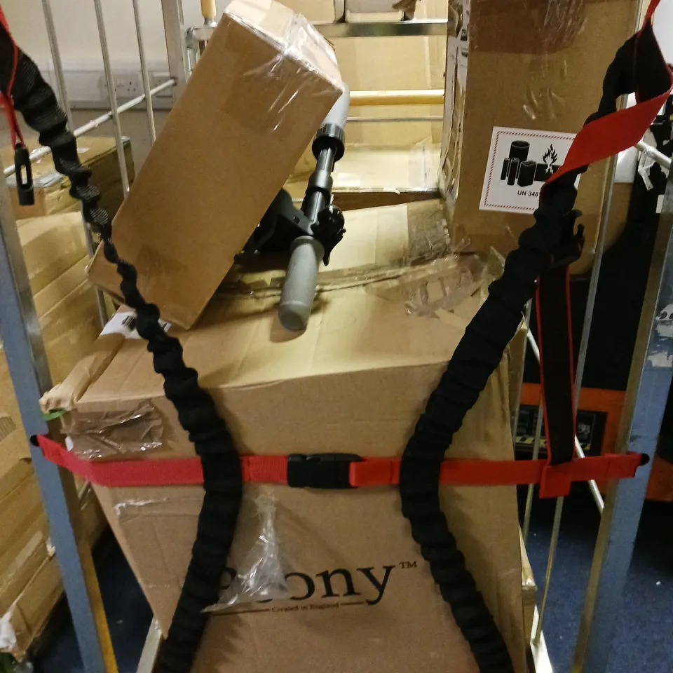 APPROXIMATELY 10 ASSORTED HOUSEHOLD PRODUCTS TO INCLUDE SOLAR LIGHTS, HEATED THROW ETC - COLLECTION ONLY 