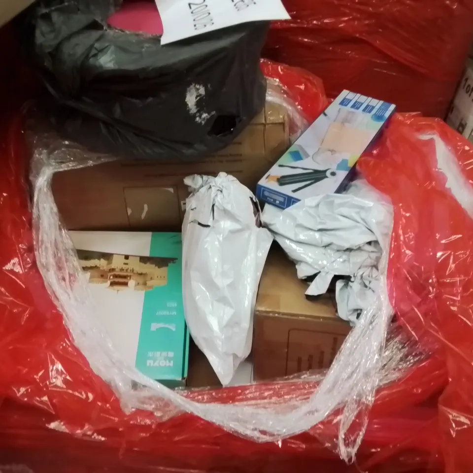 PALLET OF ASSORTED HOUSEHOLD GOODS AND PRODUCTS TO INCLUDE;SUITCASE BAG,STORAGE BOX,TRASH CAN