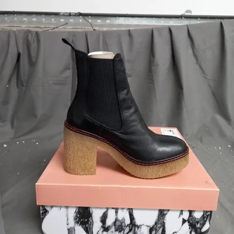 BOXED PAIR OF MODA IN PELLE BREEANNA HEELED BOOT SIZE 3