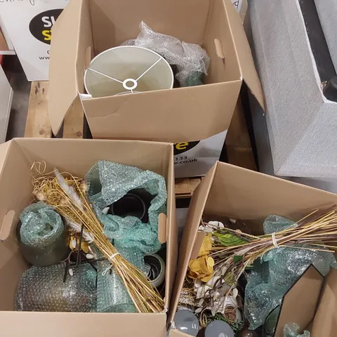 PALLET OF ASSORTED HOMEWARE SHOWROOM DECORATION FURNISHINGS INCLUDING: VASES, LAMPSHADES, FOOD CONTAINERS, WINE GLASSES, ARTIFICIAL PLANTS ECT