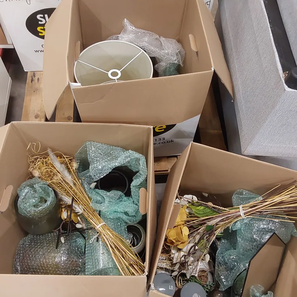 PALLET OF ASSORTED HOMEWARE SHOWROOM DECORATION FURNISHINGS INCLUDING: VASES, LAMPSHADES, FOOD CONTAINERS, WINE GLASSES, ARTIFICIAL PLANTS ECT