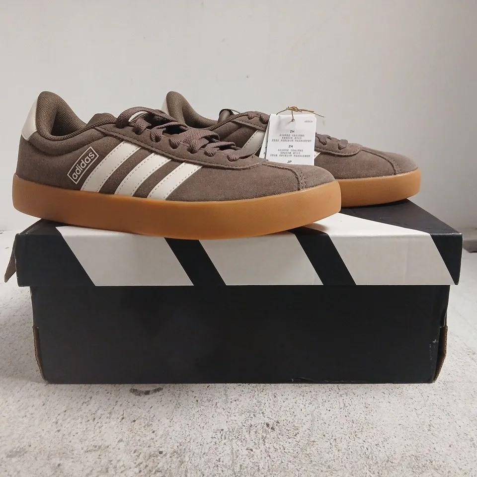 BOXED PAIR OF ADIDAS VL COURT 3.0 TRAINERS IN BROWN/WHITE SIZE UK 6