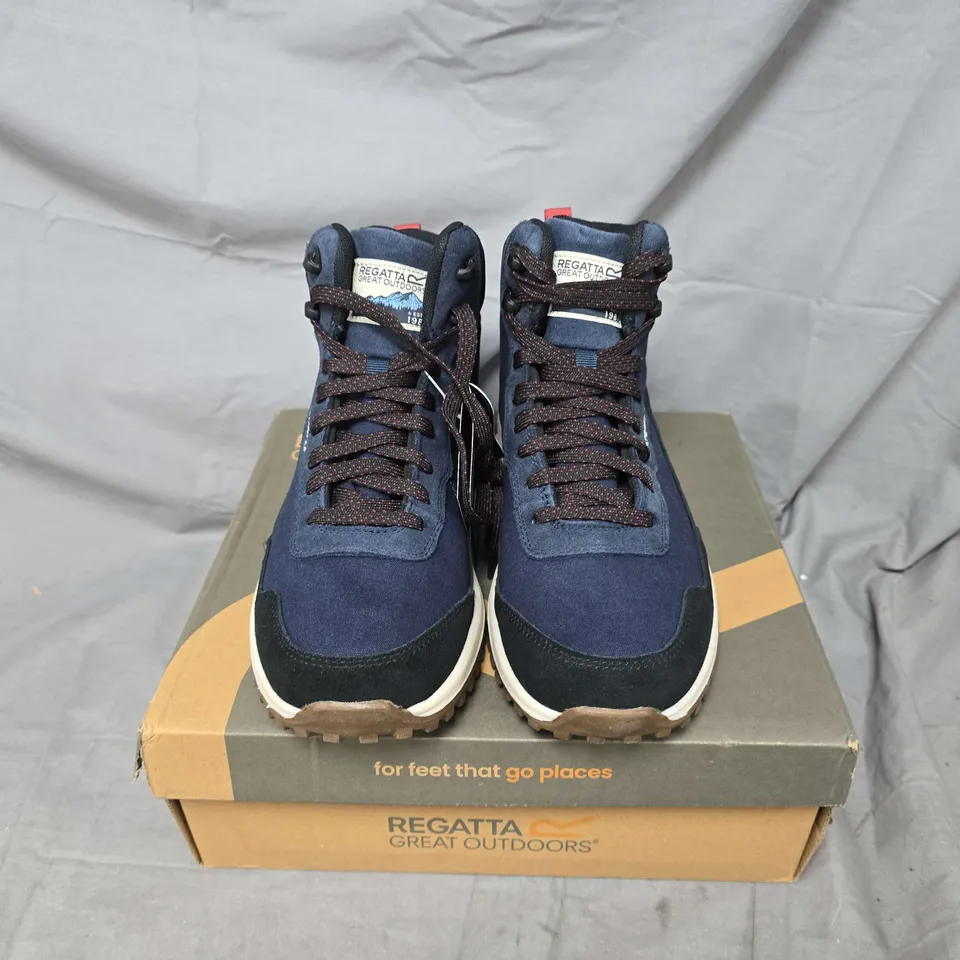 BOXED PAIR OF REGATTA MAYFIELD BOOTS IN NAVY/BLACK - UK 7