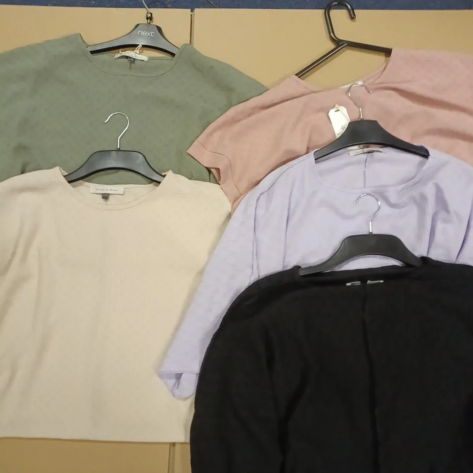 BOX OF APPROX 10 ASSORTED ITEMS OF MAISON DE NIMES CLOTHING IN VARIOUS SIZES AND STYLES 