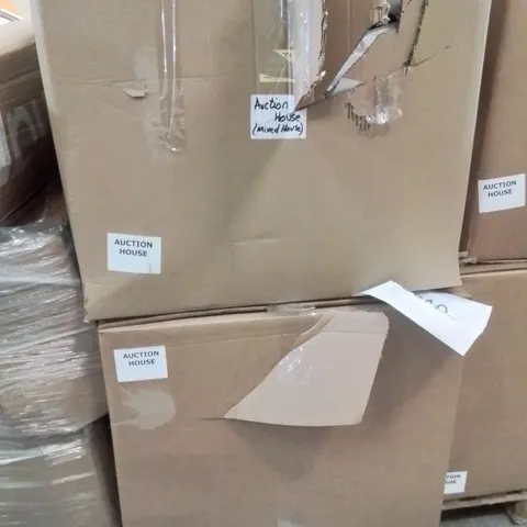 PALLET CONTAINING A LARGE QUANTITY OF PILLOWS/CUSHIONS