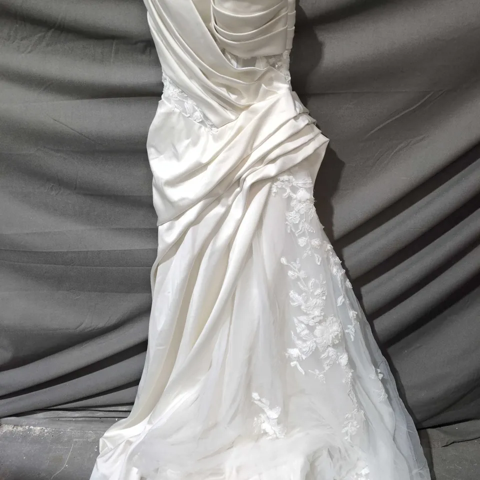BRIDAL GOWN IN IVORY SATIN WITH LACE APPLIQUÉ - SIZE UNSPECIFIED