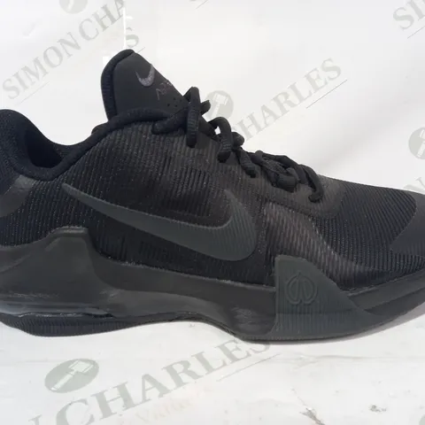 BOXED PAIR OF NIKE AIRMAX SHOES IN BLACK UK SIZE 8