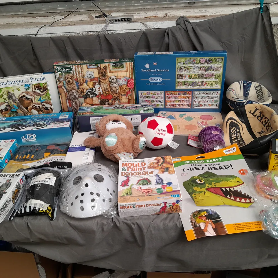 BOX OF APPROX 15 ASSORTED TOYS AND GAMES TO INCLUDE - JIGSAWS, SPORTS GEAR, AND RACEHORSE GAME ETC. 