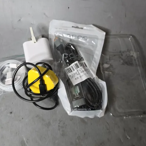 APPROXIMATELY 15 ASSORTED ITEMS TO INCLUDE - SAMSUNG PLUG , PHONE CASES , USB-C TO LIGHTING CABLE ETC