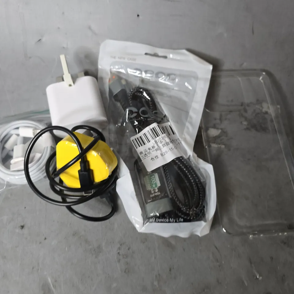 APPROXIMATELY 15 ASSORTED ITEMS TO INCLUDE - SAMSUNG PLUG , PHONE CASES , USB-C TO LIGHTING CABLE ETC