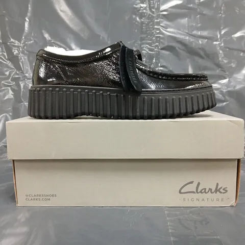 BOXED PAIR OF CLARKS TORHILL BEE SHOES IN BLACK SIZE UK 5.5
