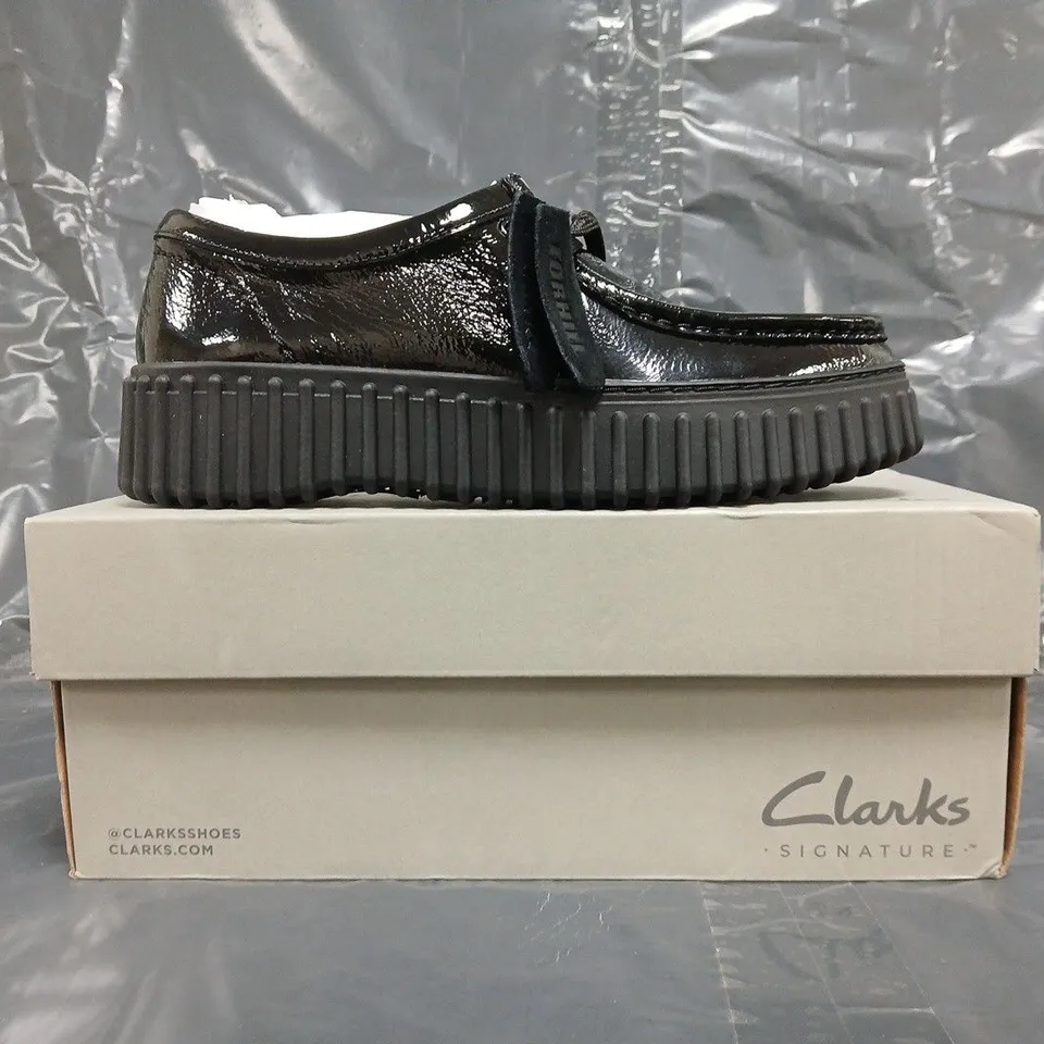 BOXED PAIR OF CLARKS TORHILL BEE SHOES IN BLACK SIZE UK 5.5