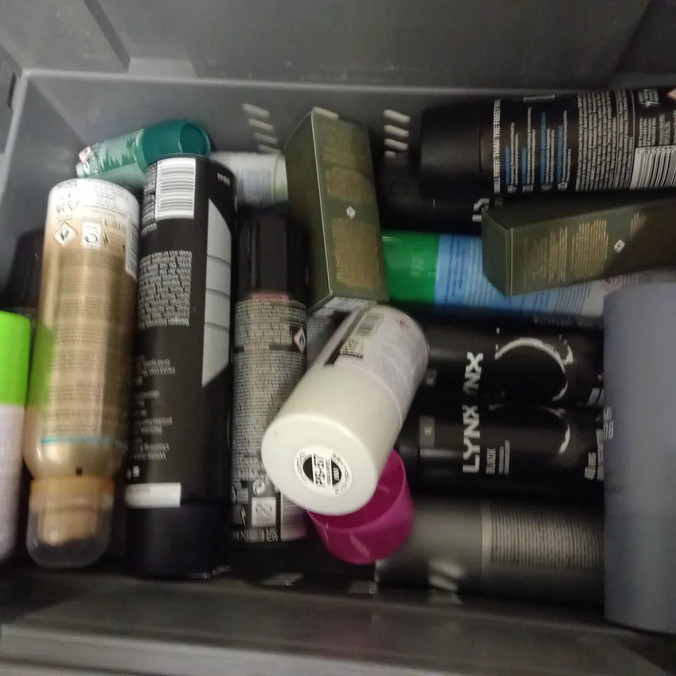 APPROXIMATELY 15 ASSORTED AEROSOLS TO INCLUDE ESTRID SHAVING GEL, BOSS BOTTLED, AND LYNX BLACK ETC. 