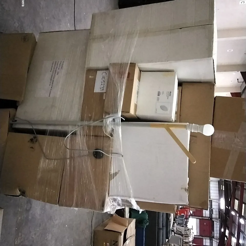 PALLET OF ASSORTED LIGHTING ITEMS