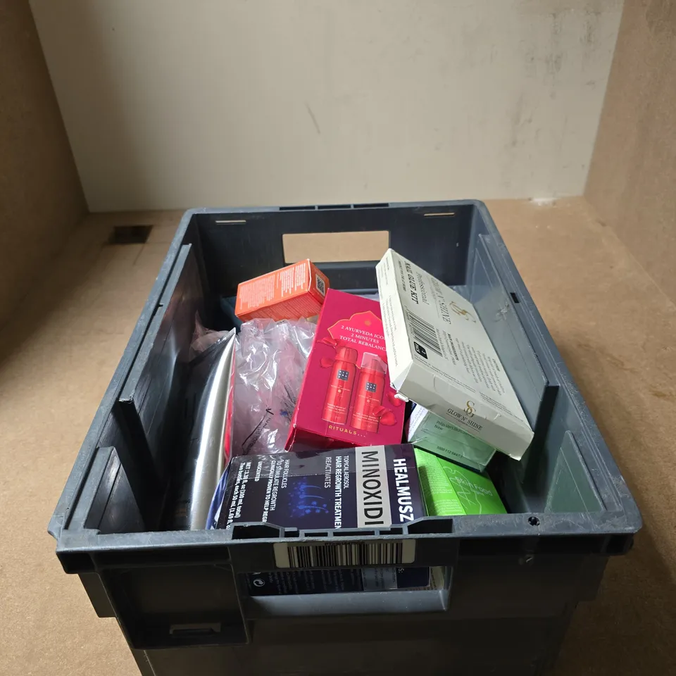 TOTE OF APPROXIMATELY 15 ASSORTED COSMETIC ITEMS TO INCLUDE WOW COLOR SHAMPOO, 2 AYUVERDA ICONS SET, PHILIPS, K18 HAIR MASK, GLOW N SHINE NAIL GLUE KIT ETC
