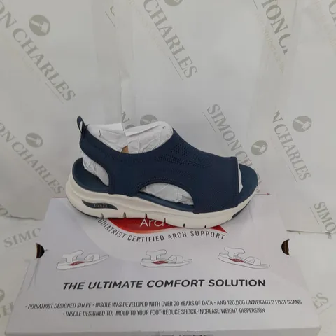 BOXED PAIR OF SKETCHERS ARCH FIT CITY SANDAL NAVY SIZE 3