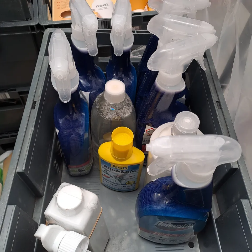 APPROXIMATELY 12 HOUSEHOLD CLEANING PRODUCTS TO INCLUDE DOMESTOS BLEACH SPRAY, METHOD SHOWER CLEANER AND SMOL WASHING UP LIQUID