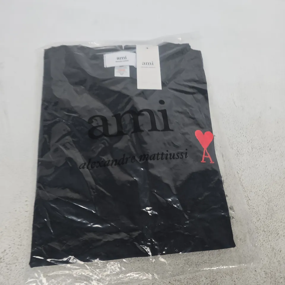 AMI ALEXANDRE MATTIUSSI BLACK T-SHIRT WITH RED HEART LOGO – UK SIZE M