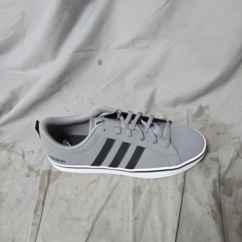 ADIDAS MEN'S GREY SNEAKERS WITH BLACK 3-STRIPE DESIGN SIZE 11.5