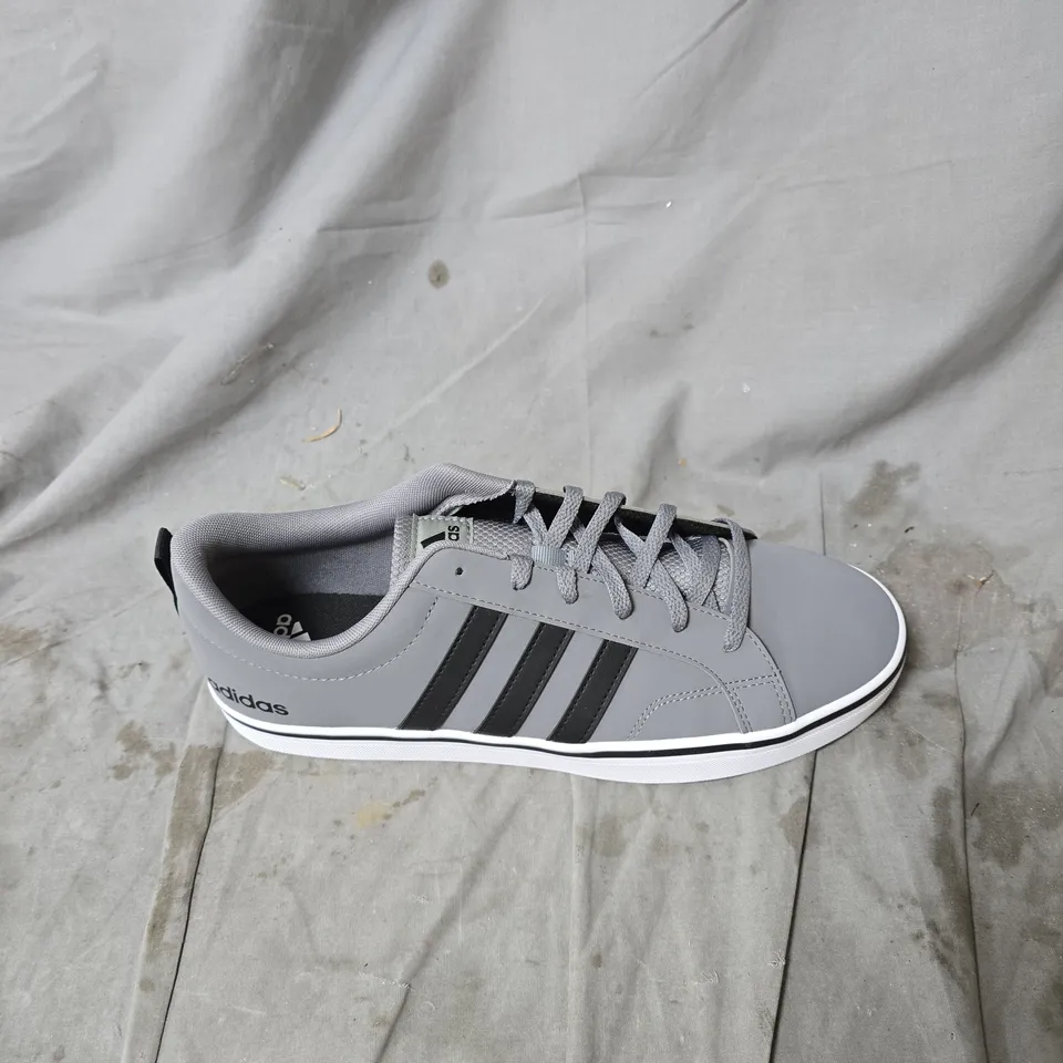 ADIDAS MEN'S GREY SNEAKERS WITH BLACK 3-STRIPE DESIGN SIZE 11.5