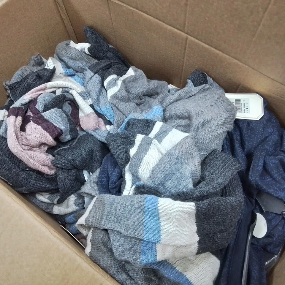 LARGE QUANTITY OF ASSORTED CLOTHING ITEMS TO INCLUDE LEE COOPER TROUSERS, CALVIN KLEIN PJ BOTTOMS AND HOODED CARDIGANS - VARIOUS SIZES