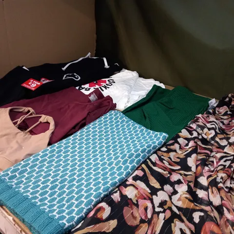 LOT OF APPROX 20 ASSORTED CLOTHING ITEMS VARYING IN SIZE/COLOUR/STYLE TO INCLUDE: TROUSERS, SKIRTS, TOPS
