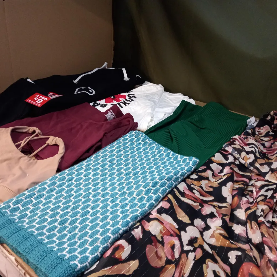 LOT OF APPROX 20 ASSORTED CLOTHING ITEMS VARYING IN SIZE/COLOUR/STYLE TO INCLUDE: TROUSERS, SKIRTS, TOPS