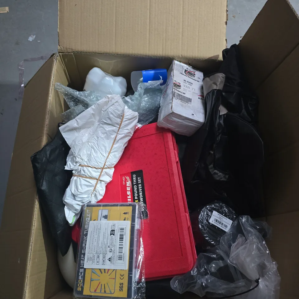 LARGE BOX OF ASSORTED CAR ITEMS TO INCLUDE TOOLS - SEAT COVERS - 