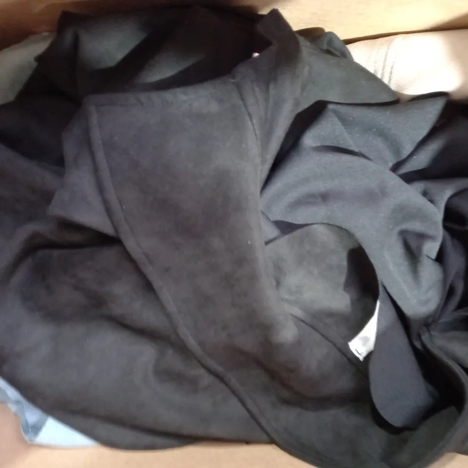 BOX OF APPROXIMATELY 8 ASSORTED CLOTHING AND FASHION ITEMS IN VARIOUS STYLES AND COLOURS TO INCLUDE MARLA WYNNE, ETC