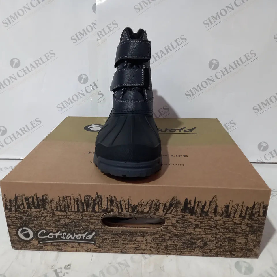 BOXED PAIR OF COTSWOLD KEMPSFORD BOOTS IN BLACK UK SIZE 7