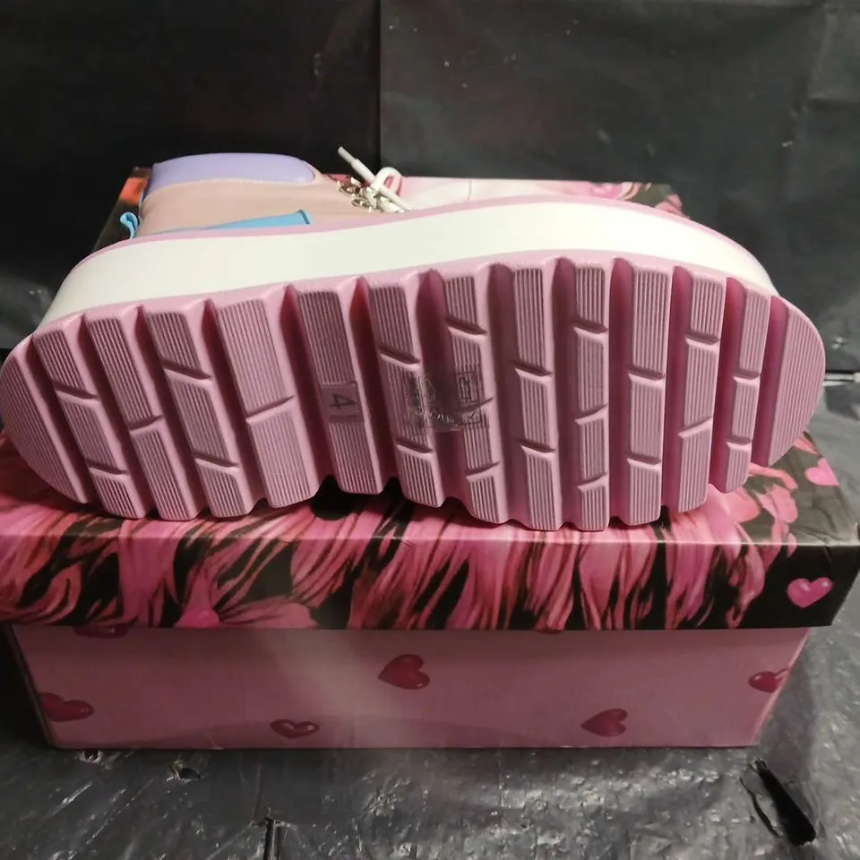 BOXED PAIR OF KOI KAWAII HYDRA HI SHINE PLATFORM BOOTS – UK SIZE 4