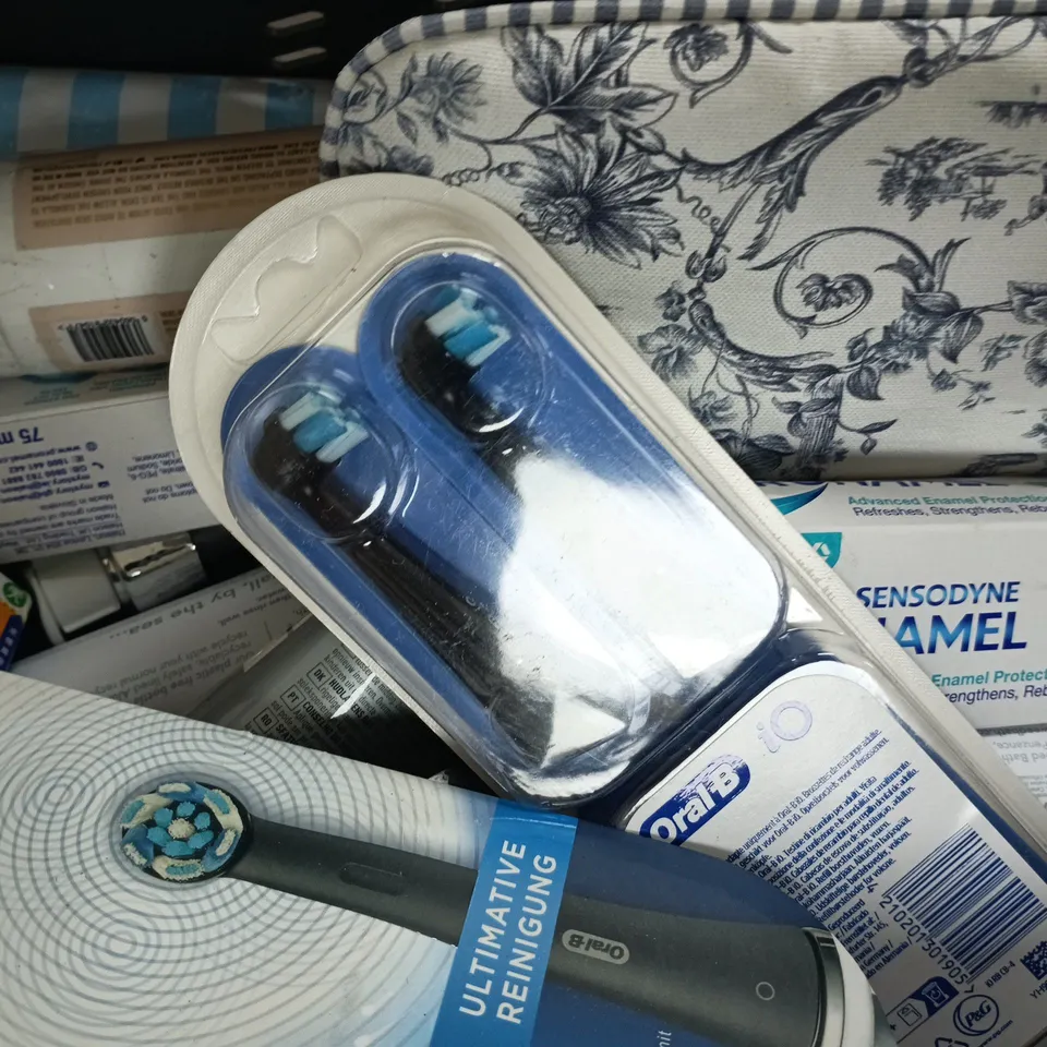 APPROXIMATELY 12 ASSORTED COSMETIC ITEMS TO INCLUDE EPIMAX, NATURTINT, ETC - COLLECTION ONLY