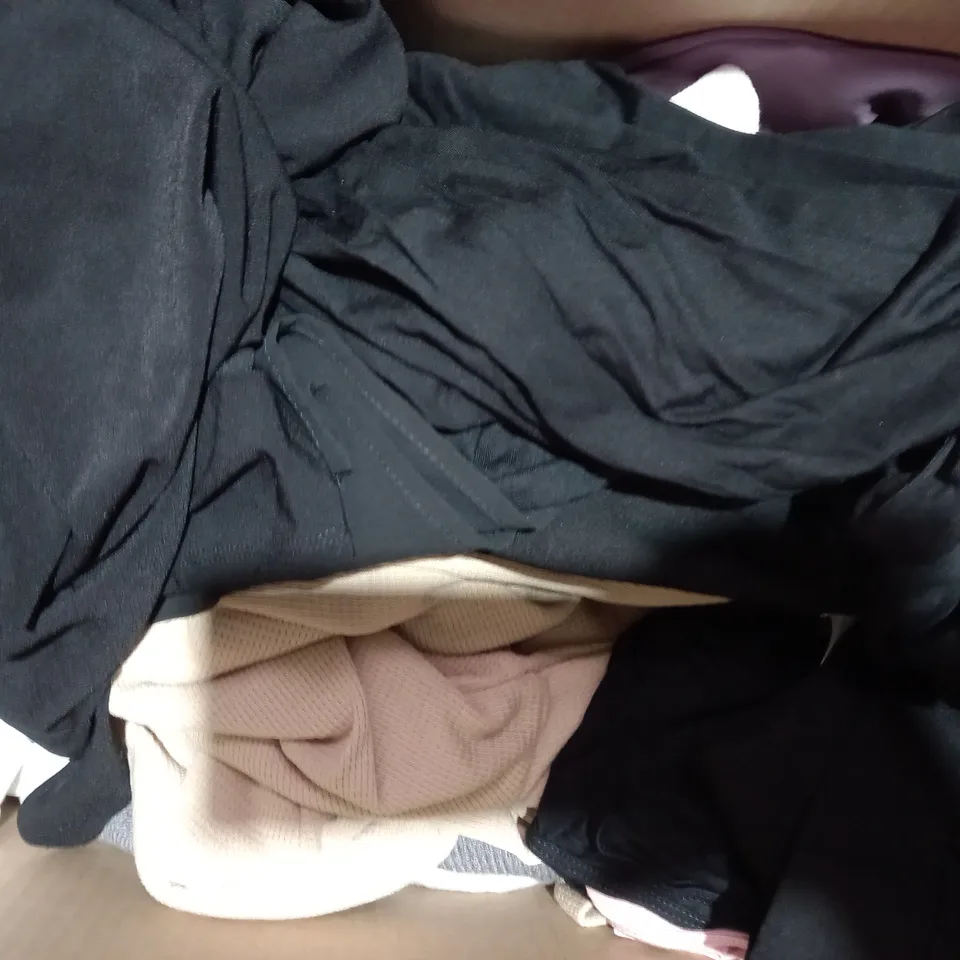 BOX OF APPROXIMATELY 15 ASSORTED CLOTHING ITEMS IN VARIOUS STYLES AND SIZES TO INCLUDE WYNNE LAYERS, MICHELE HOPE, ETC