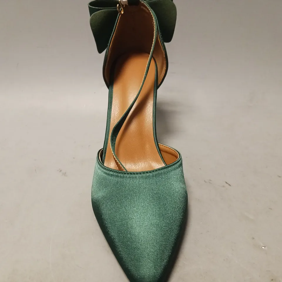 BOXED PAIR OF DESIGNER POINTED TOE HEELS IN GREEN W. BOW DETAIL EU SIZE 37