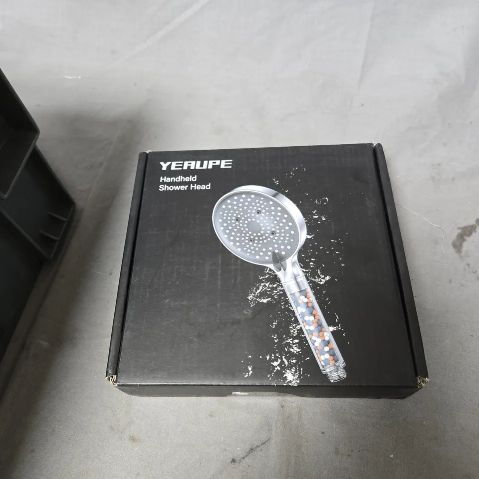 APPROXIMATELY 9 ASSORTED HOUSEHOLD ITEMS INCLUDING TABLE LAMP AND HANDHELD SHOWERHEAD