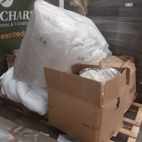 PALLET CONTAINING A VERY LARGE QUANTITY OF ASSORTED BEDDING INCLUDING: DUVETS, DUVET COVERS ECT