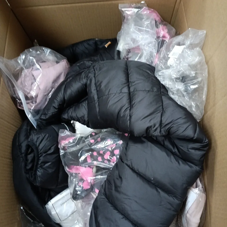 BOX OF APPROXIMATELY 25 ASSORTED CLOTHING ITEMS TO INCLUDE REGATTA, ANAMOR ETC