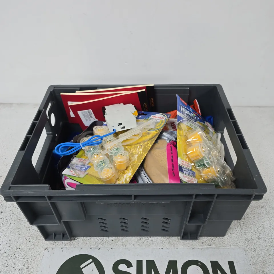 APPROXIMATELY 15 ASSORTED ITEMS INCLUDING A FUSE BOX B16, HUSHBU TOILET RIM BLOCK CLEANER AND MAINLINE MATCH GROUND EXPANDER