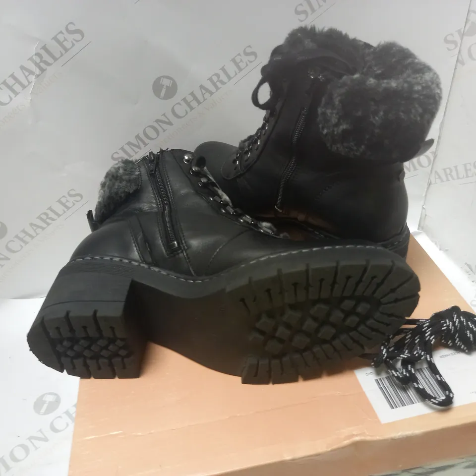 BOXED CHALOTT BLACK LEATHER FUR HIKER BOOTS