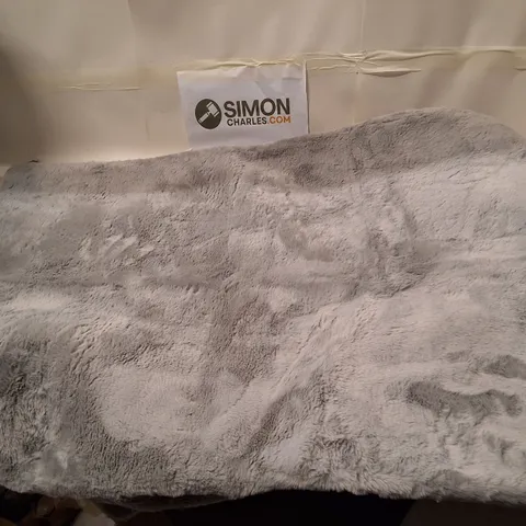 GREY FAUX-FUR AREA RUG 160×230CM