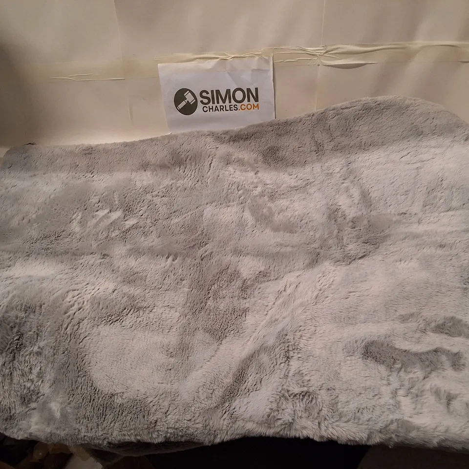 GREY FAUX-FUR AREA RUG 160×230CM